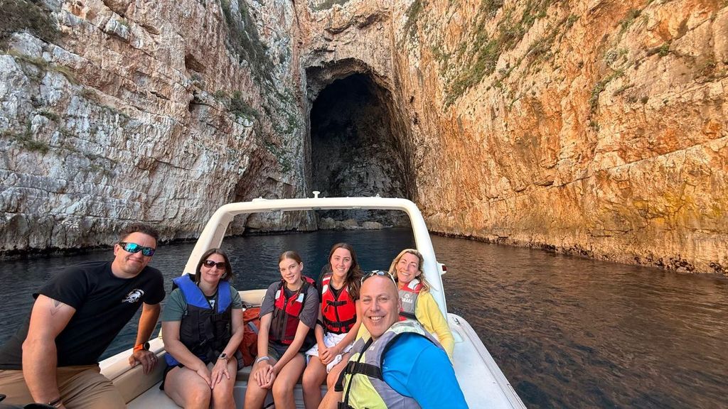 Erkunde die Insel Sazan, die Haxhi-Ali-Höhle und Karaburun mit dem Schnellboot.
