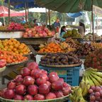 Marktstand mit frischen Früchten