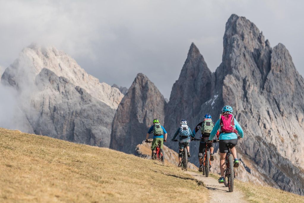 Seceda: E-Bike-Tour in den Dolomiten mit Guide