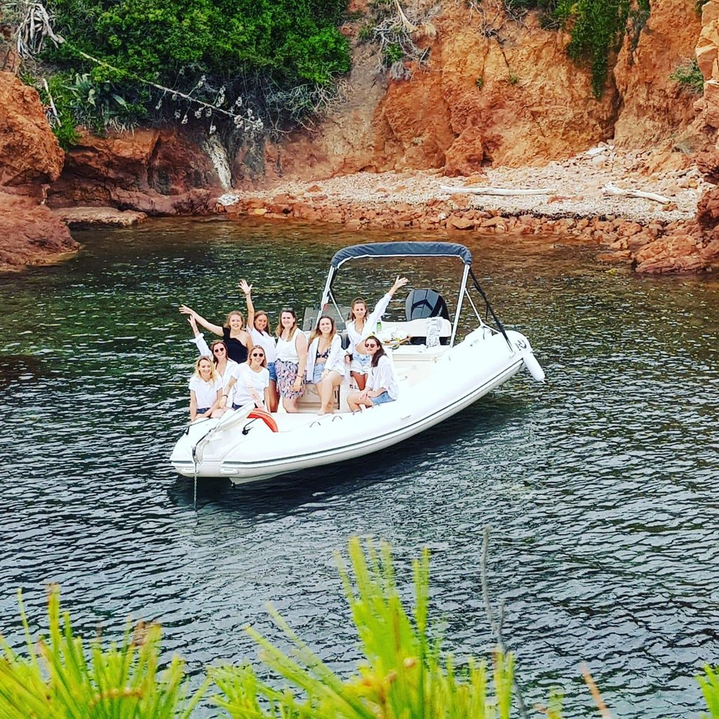 Saint-Raphaël/Fréjus: Junggesellinnen-/Junggesellenabschied mit Bootsfahrt, Spaß und Abenteuer im Var
