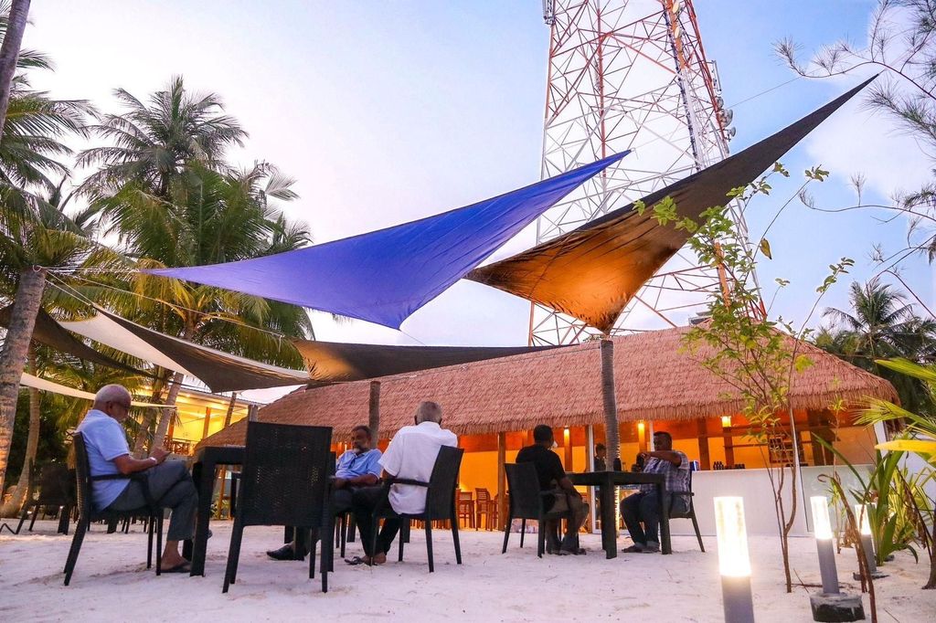 Velana Flughafen: Thulusdhoo Island Surfing Paradise Tagestour