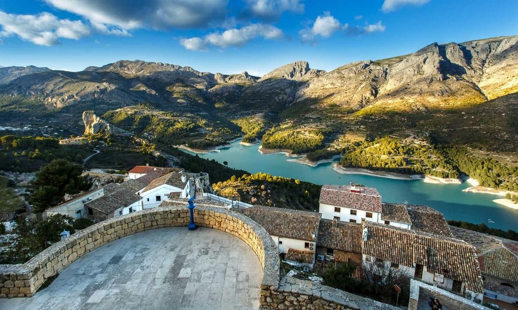 Von Alicante aus: Guadalest, Altea & Ticket für die Wasserfälle von Algar