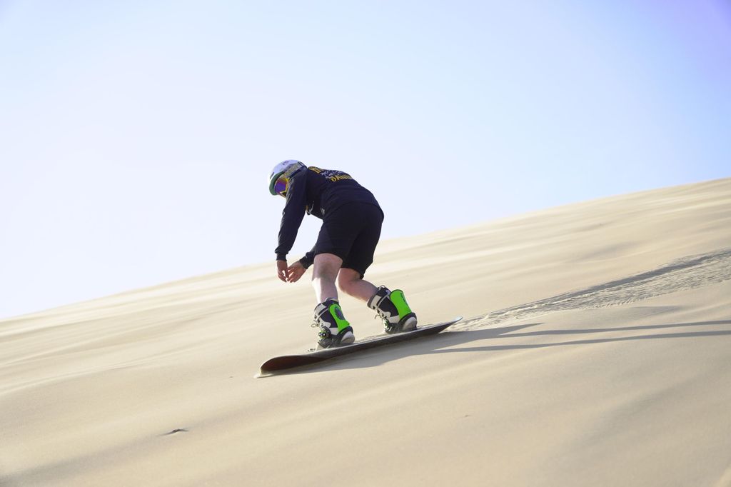 Huacachina: Sandboarding- oder Sandski-Erlebnis bei Sonnenuntergang + T-Shirt