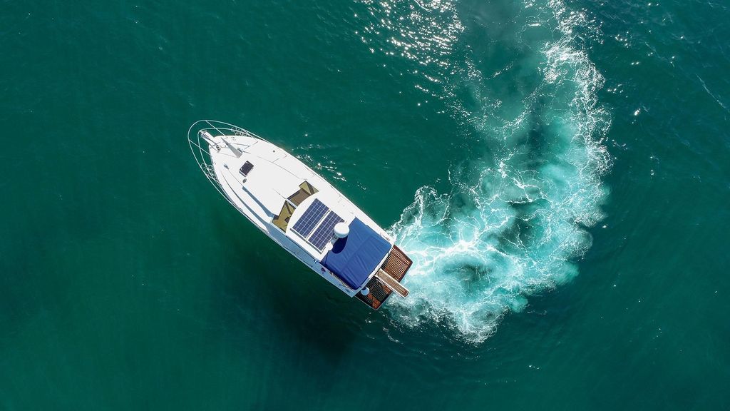 Santorin: Private Schnellboot-Tour am Morgen, Snacks & Getränke