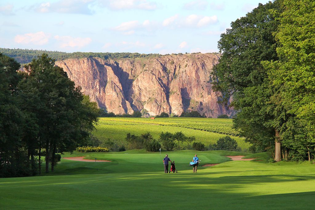 Golfclub mit Blick auf den Rotenfels