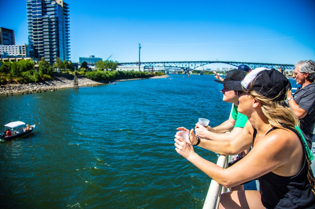 Portland: Happy Hour Sightseeing Cruise