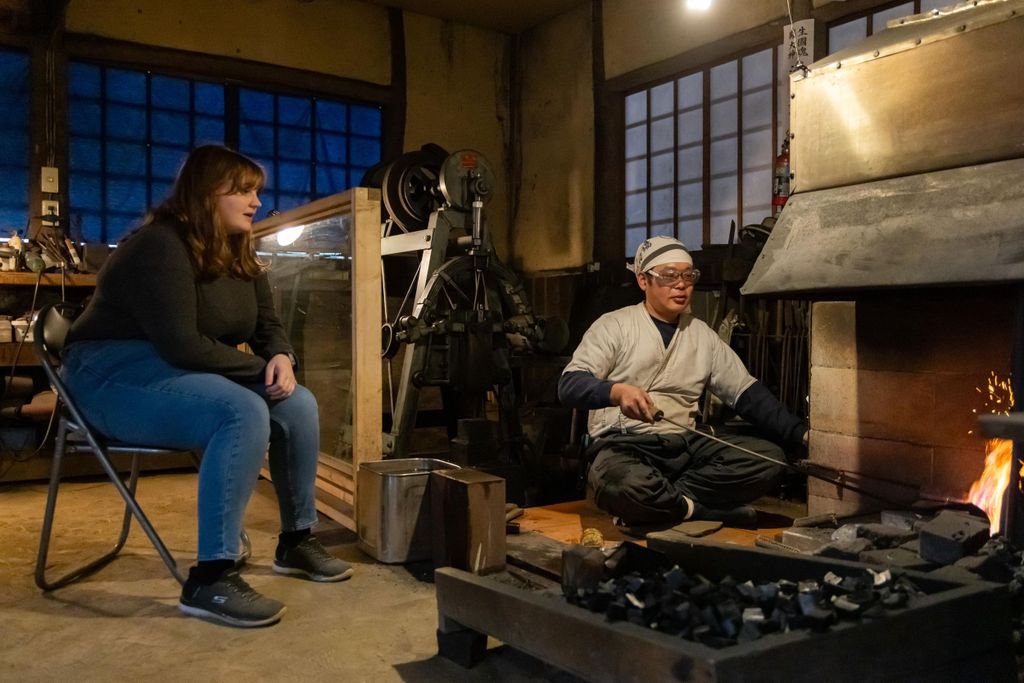 Sieh zu, wie ein japanisches Schwert von einem echten Schwertschmied geschmiedet wird