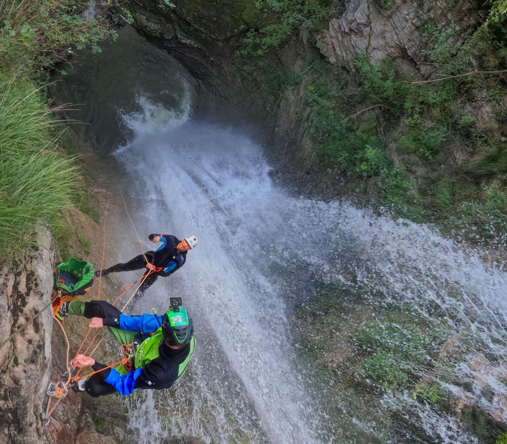 Dolomiten in der Nähe des Olympia-Geländes von Cortina: Canyoning am Cornolade-Wasserfall