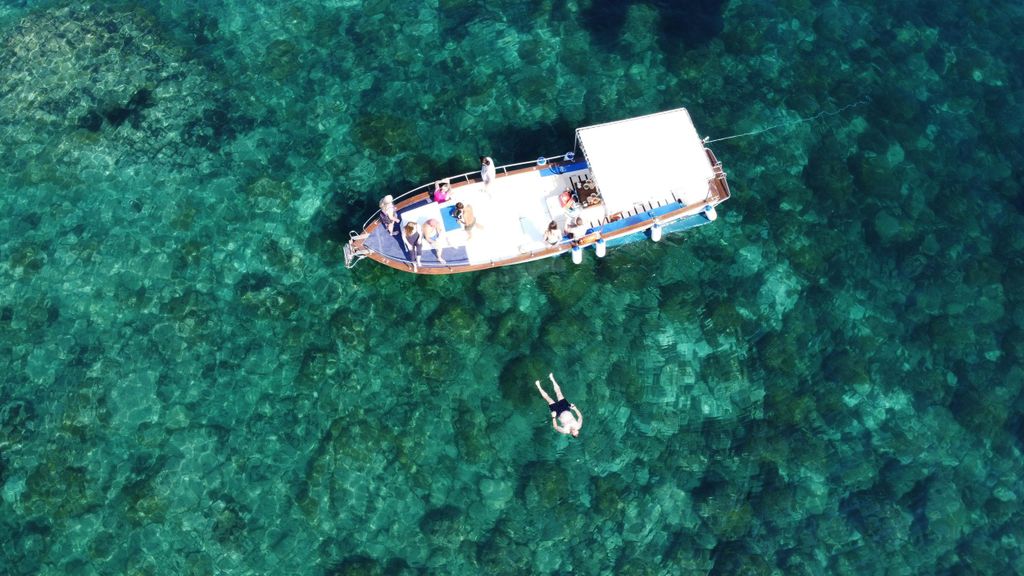Taormina: Bootstour an der Küste mit Aperitif und Schnorcheln