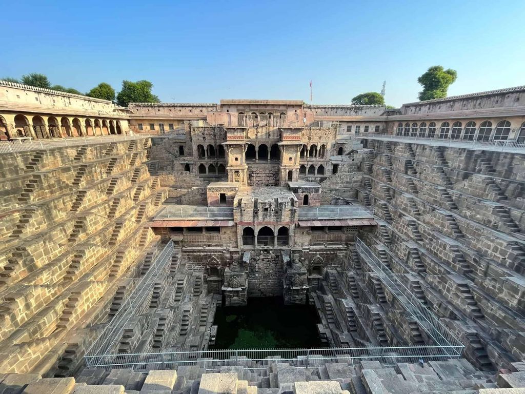 Jaipur: Tagestour zum Haunted Bhangarh Fort und zum Abhaneri Stepwell