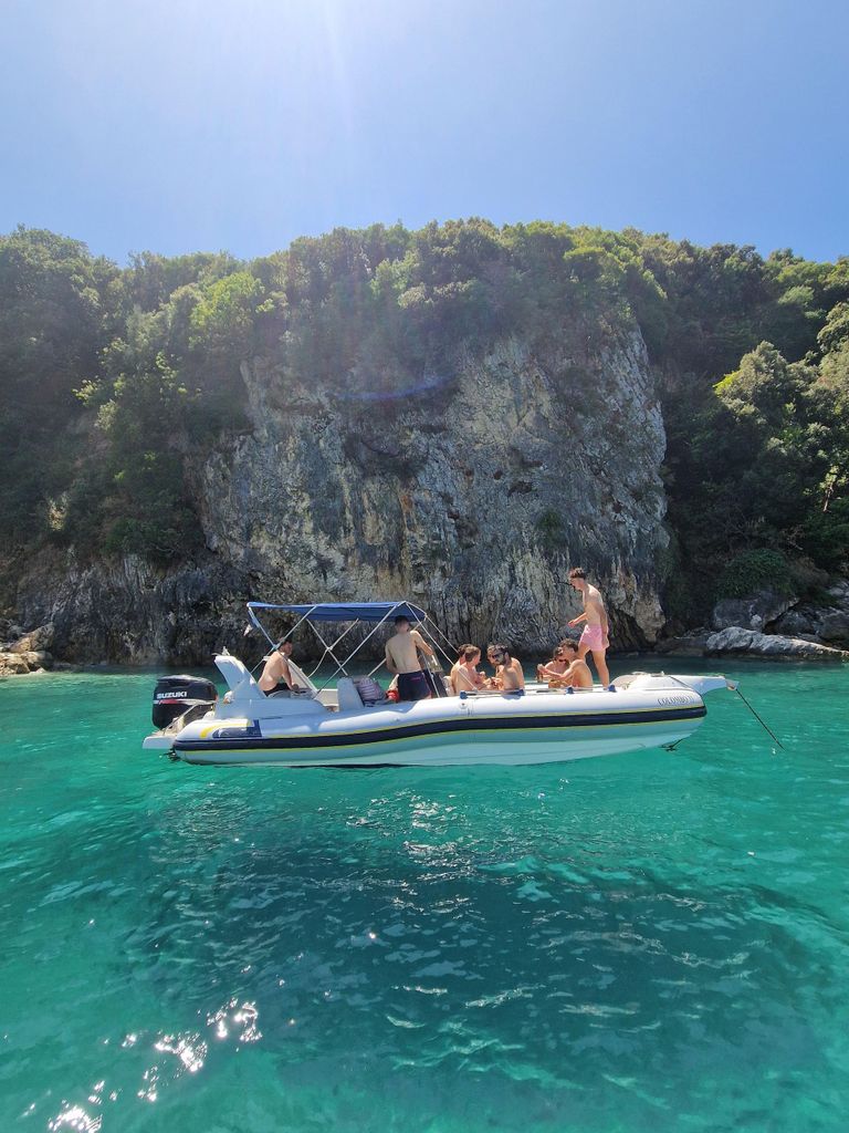 Saranda: Bootstour nach Krorez mit Schnorcheln, Getränken und Schwimmen