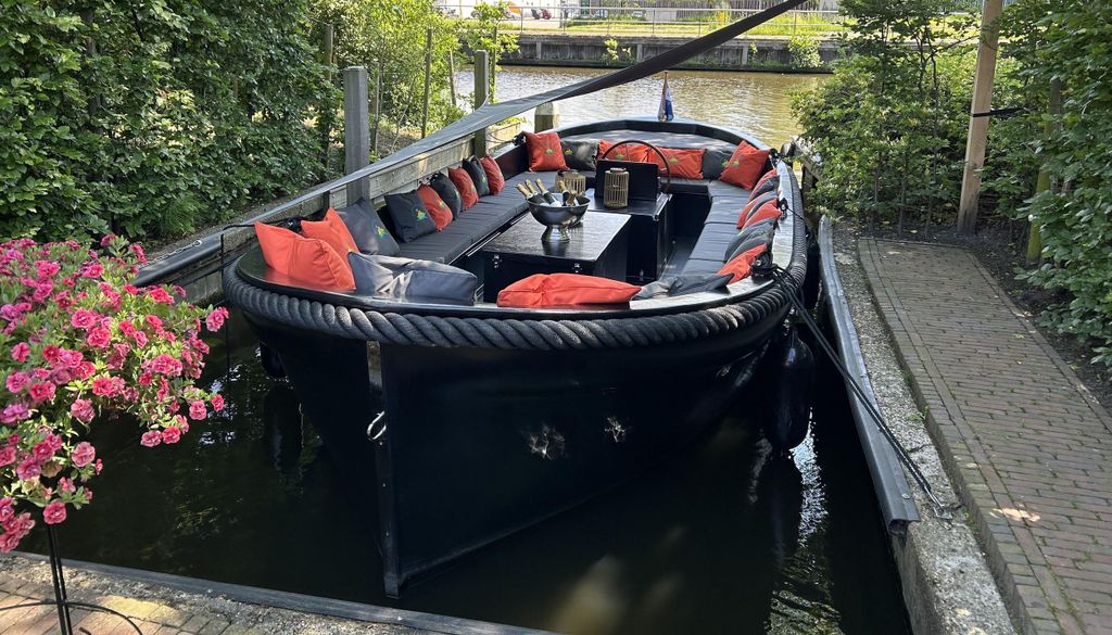 Den Haag: Private Grachtenfahrt mit Getränken und Snacks