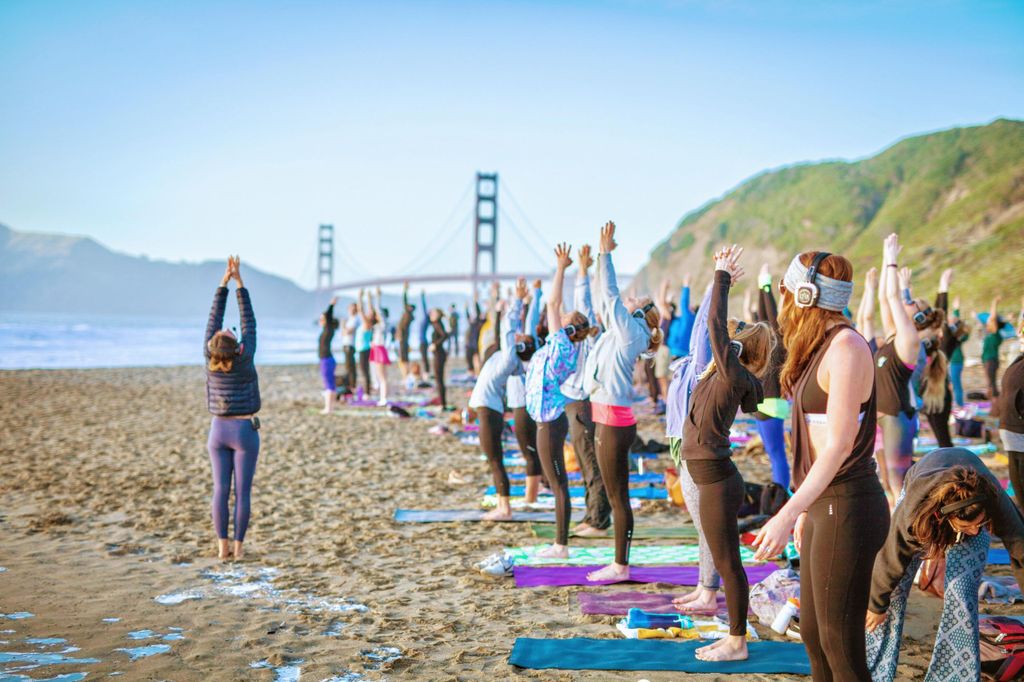 San Francisco: Silent Disco Yoga am Baker Beach