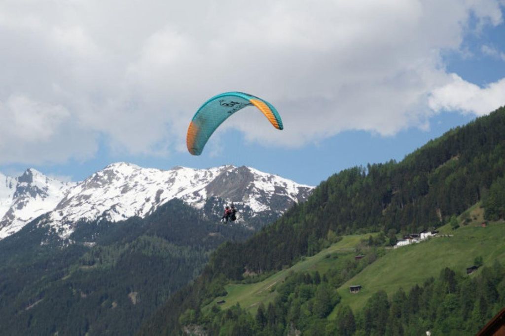 Neustift im Stubaital: Paragliding-Erlebnis am Morgen