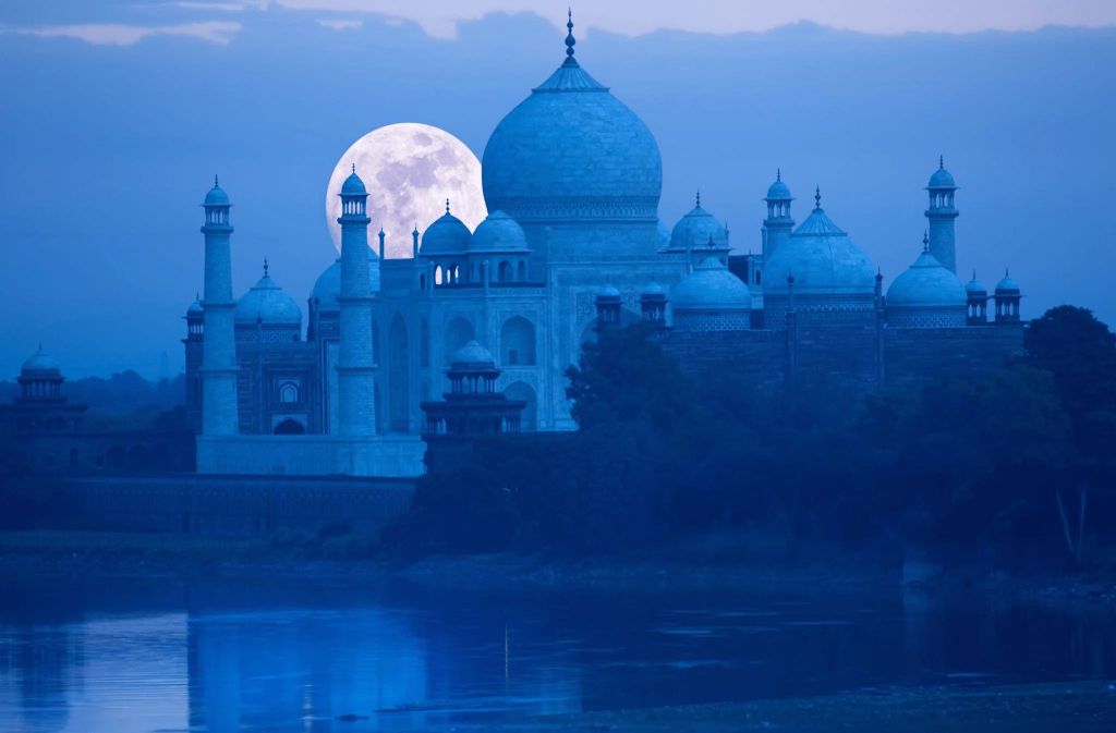 Taj Mahal bei Mondschein vom Ufer des Yamuna aus