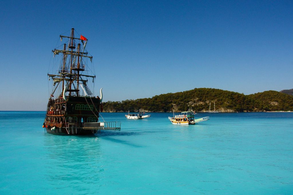 Fethiye: Piratenbootfahrt in Ölüdeniz mit Badestopps und Mittagessen