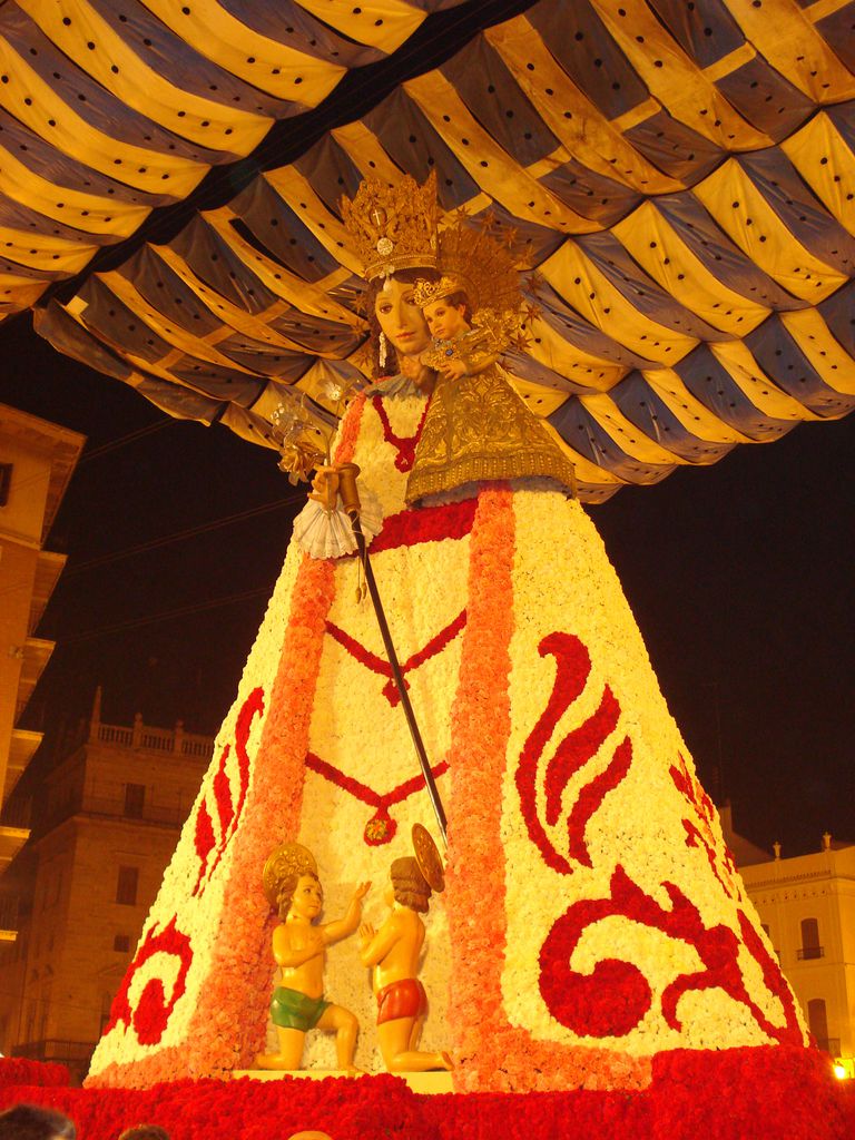 Blumengeschmückte "Virgen" während Fallas