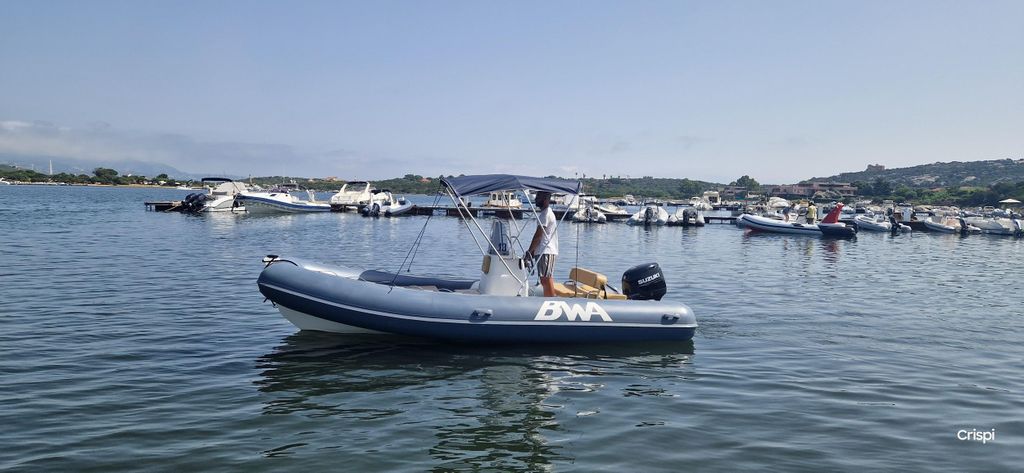 OLBIA: Fahre dein Boot – kein Führerschein nötig Mare e rocce