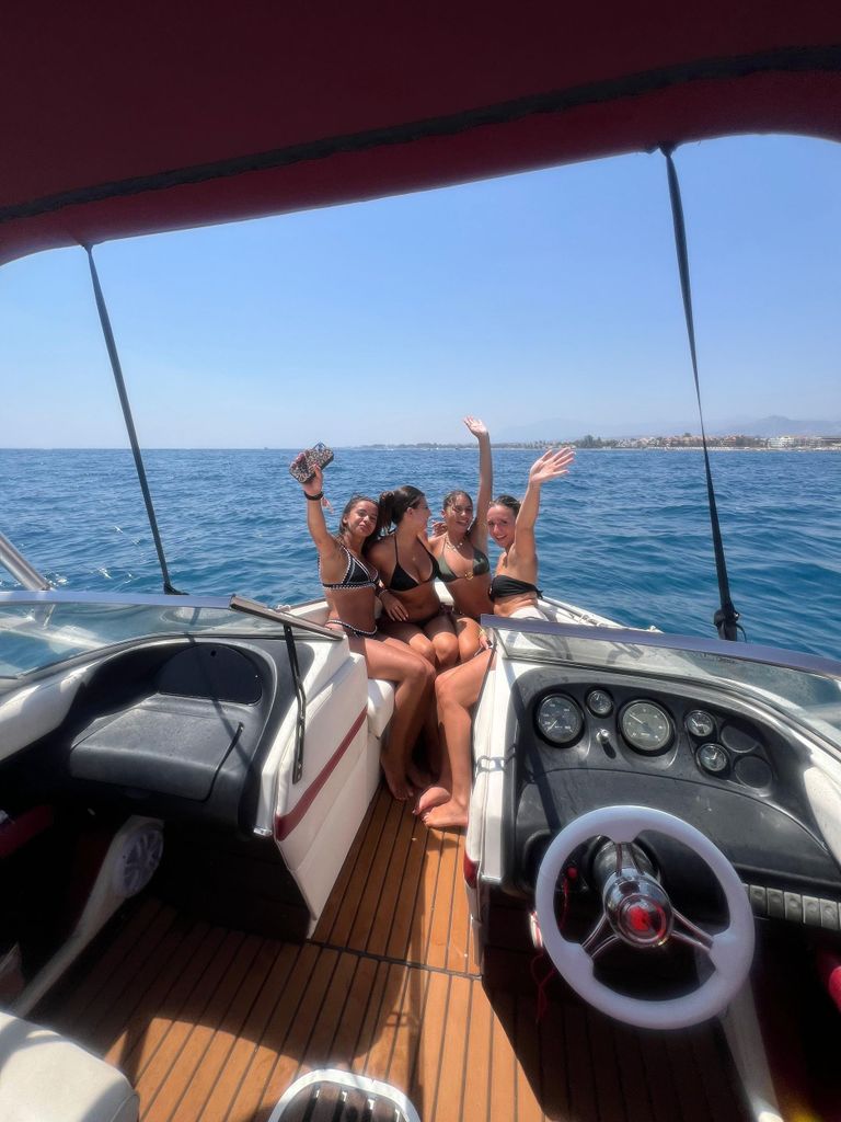Puerto Banús: Private Kreuzfahrt mit Delfinen & Wakeboard