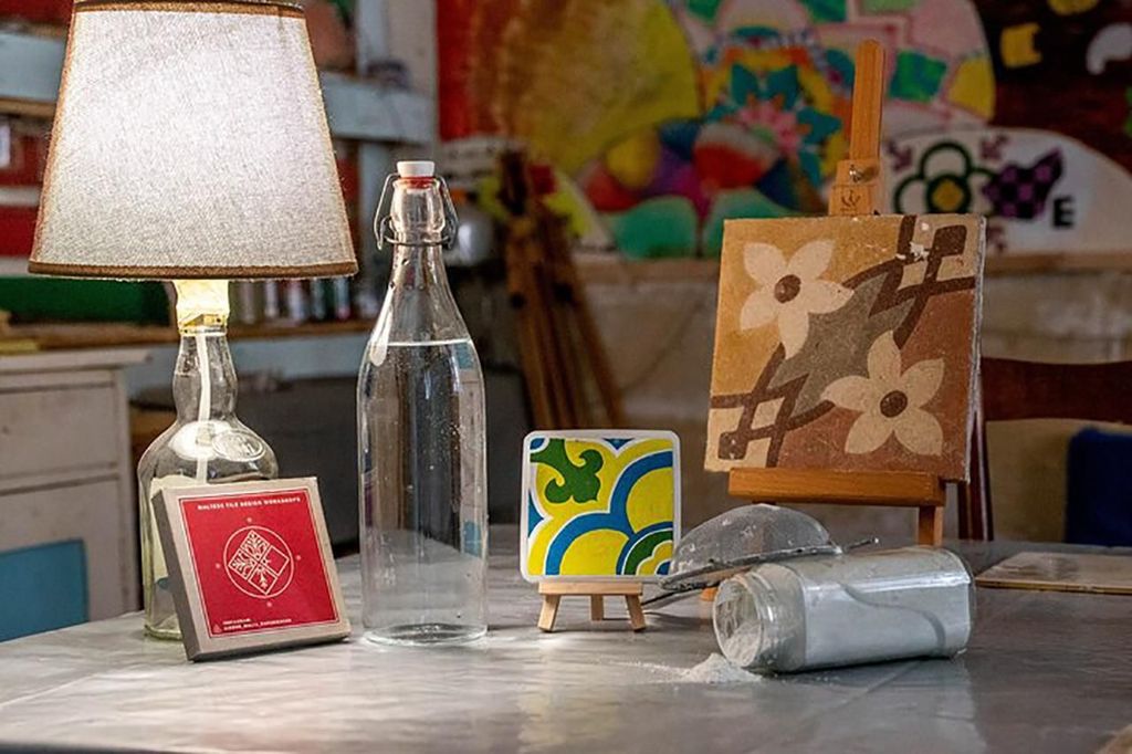 Maltese Tile - Souvenir-Malworkshop mit Einheimischen