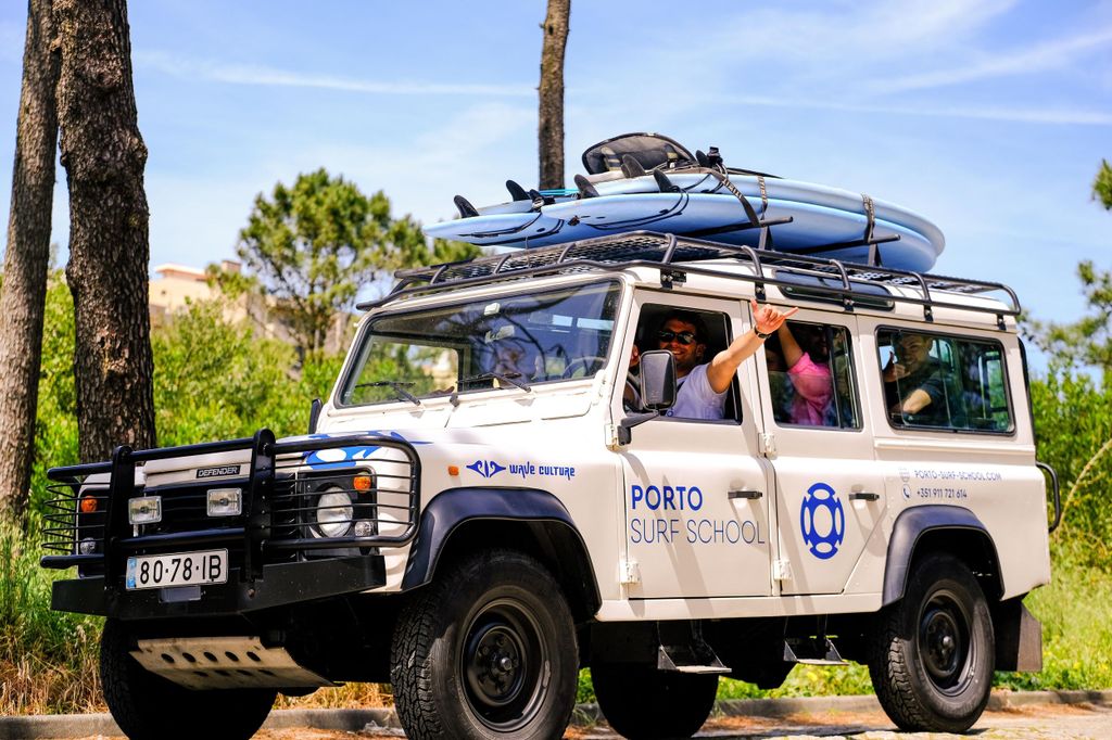 Porto: Surfunterricht mit Transfer an der Porto Surf School