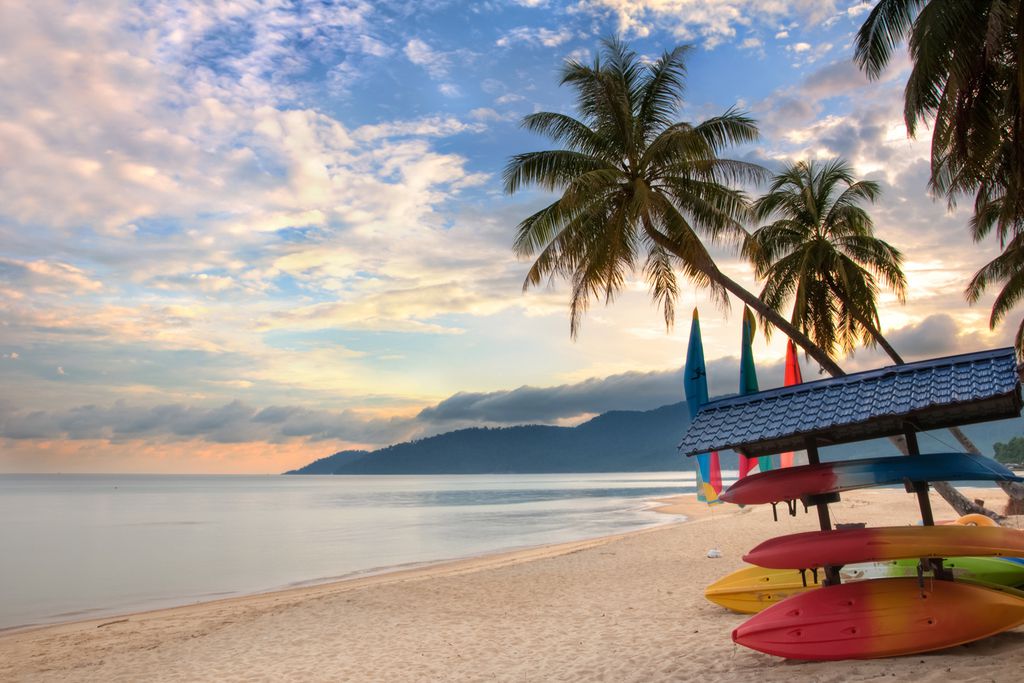Palmen und Boote am Strand auf Pulau Tioman