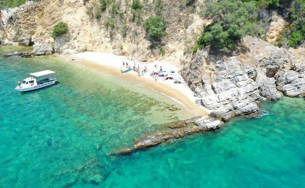 Von Ksamil: Bootstour zur Insel Tongo mit Barbecue-Mittagessen