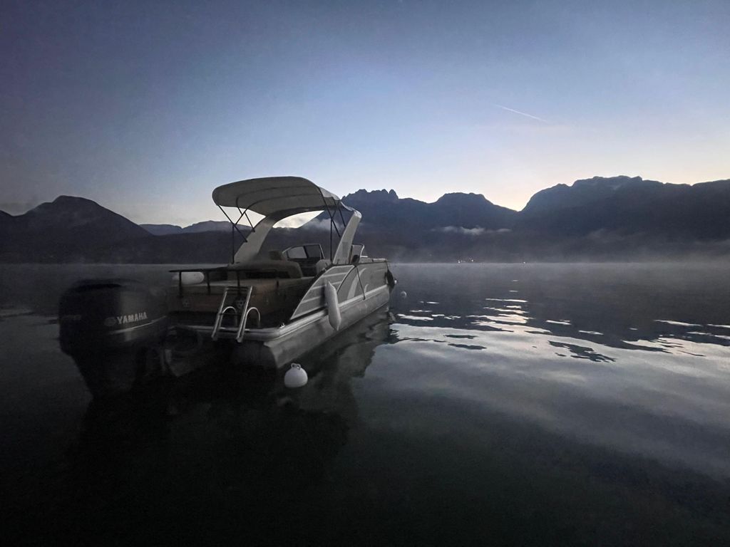 Annecy: Lounge-Bootsfahrt mit Skipper auf dem See