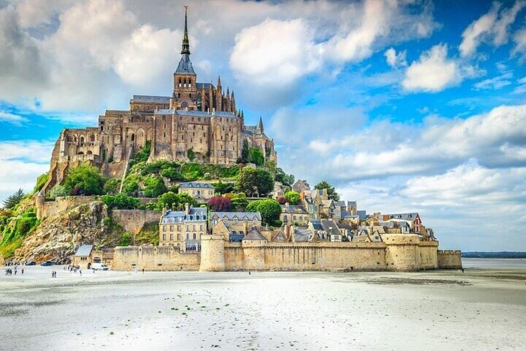 Gruppenbesuch auf dem Mont Saint-Michel: Ein gemeinsamer historischer Ausflug