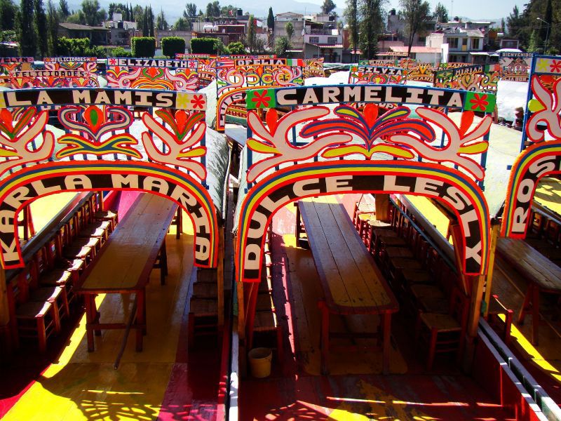 Bunte Trajineras in Xochimilco