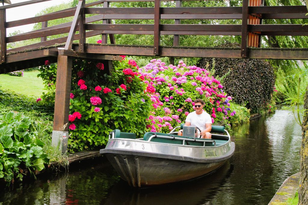 Giethoorn: 2 Stunden 8 Personen Boot mit Steuerrad + Kissen