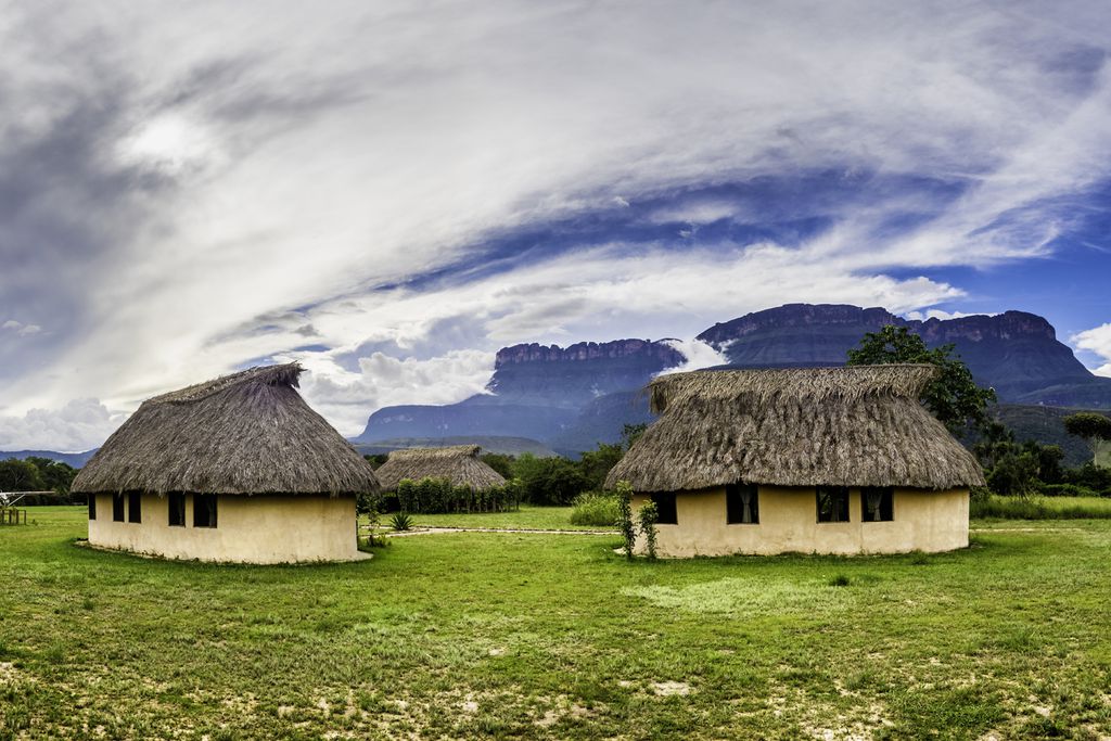 Traditionelle Hütten vor dem Auyan-Tepui