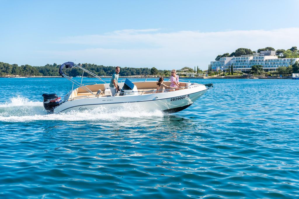 Poreč: Private Bootstour mit Cocktail und Schwimmen