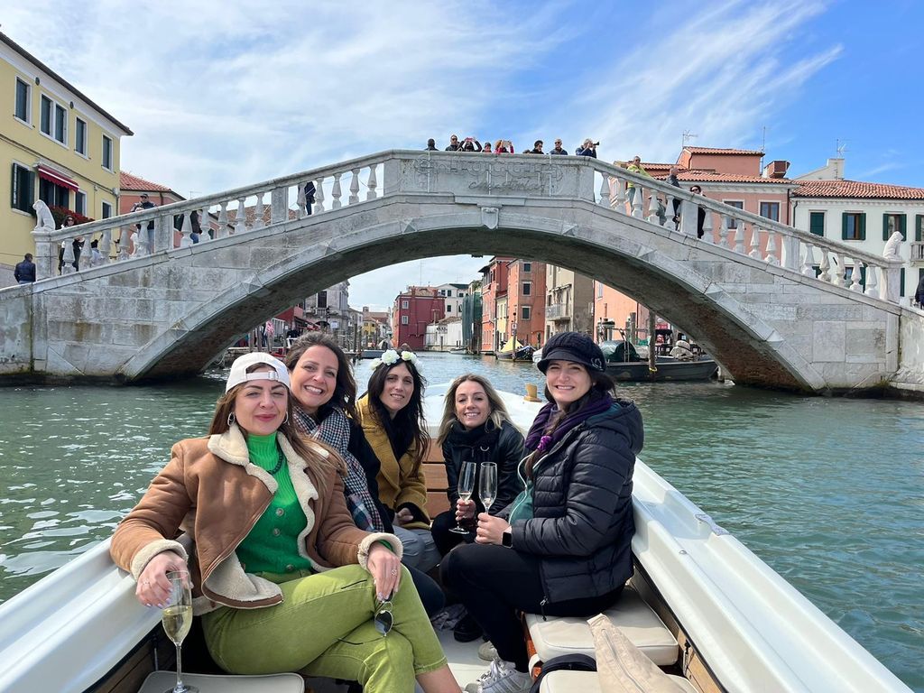 Junggesellen- und Junggesellinnen-Bootsparty in Chioggia