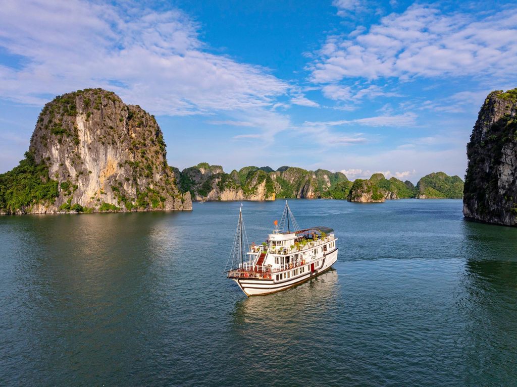 Renea Cruises - BEST Small Boat in Bai Tu Long & Halong Bay