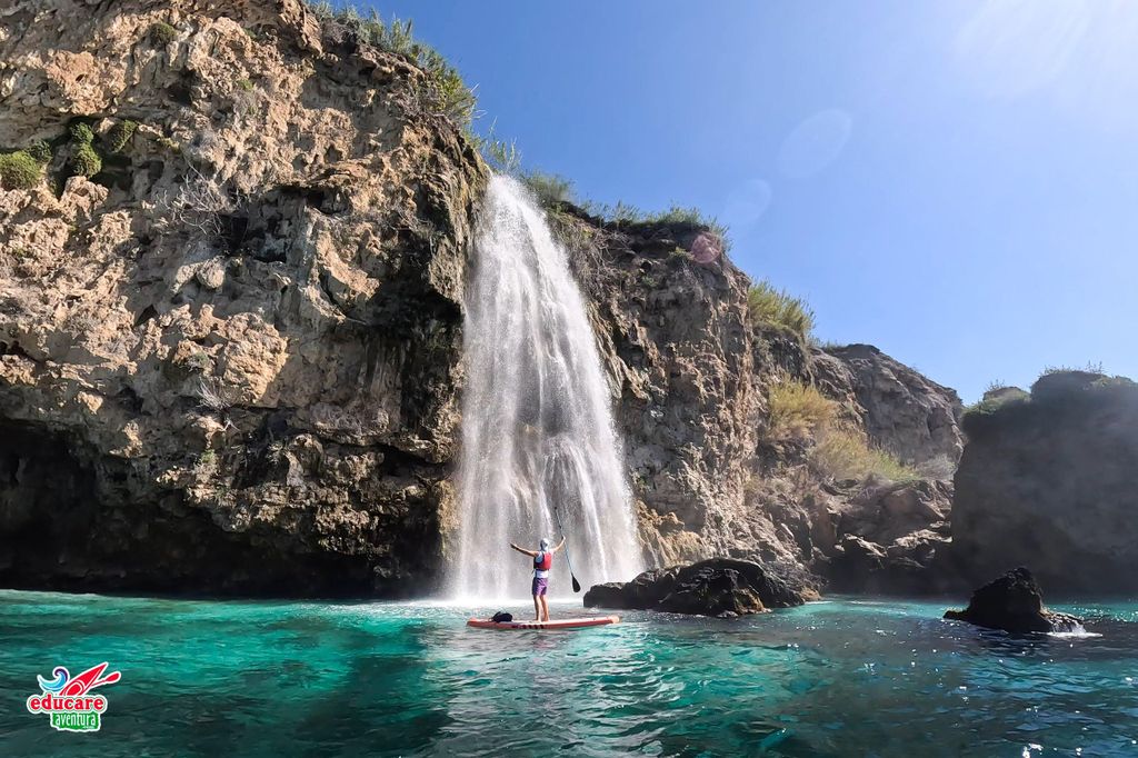Von Nerja aus: Geführtes Paddle-Surfing an den Klippen und zum Maro-Wasserfall