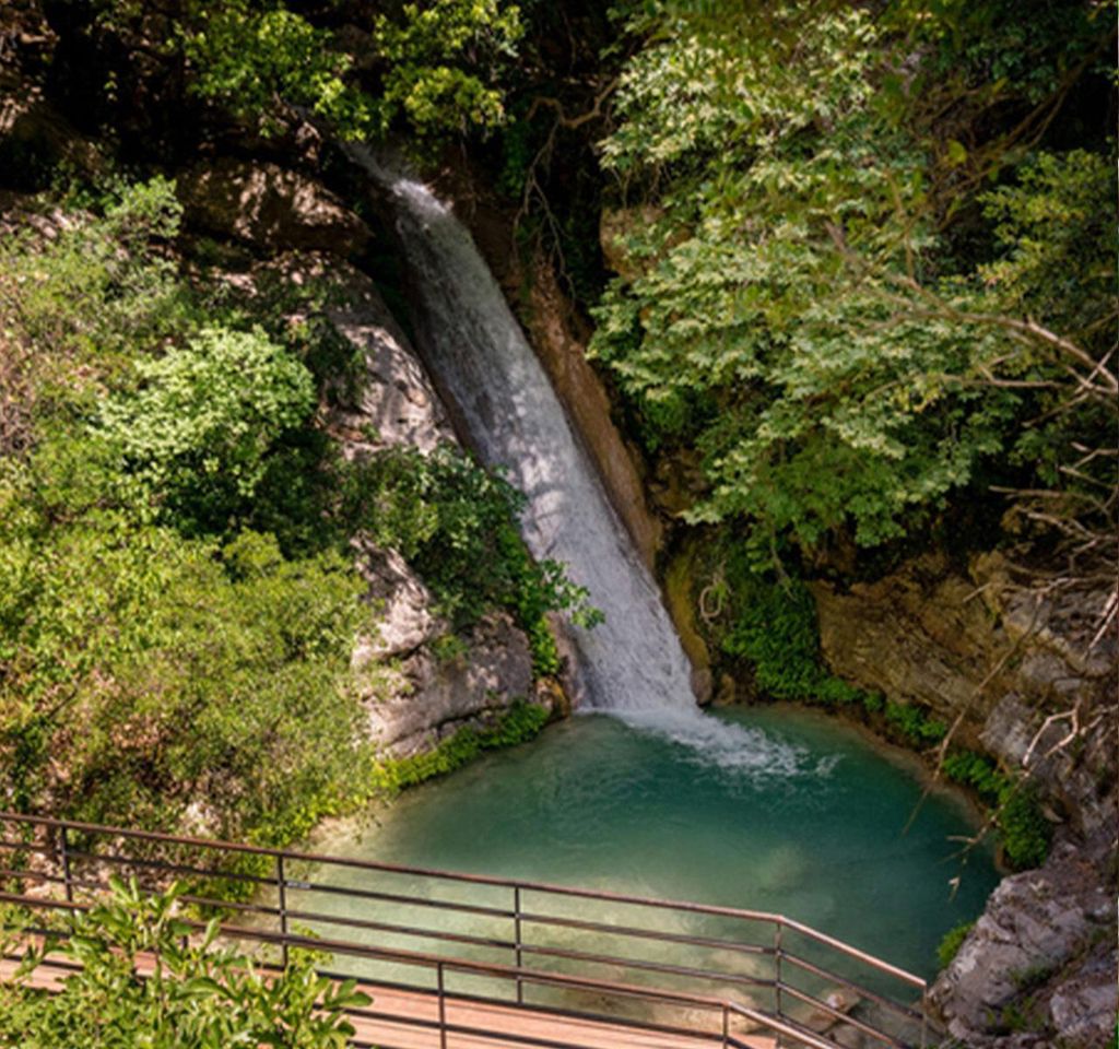 Flussüberquerung an den Wasserfällen von Neda
