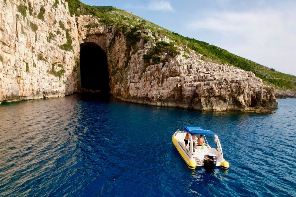 Vlore: Haxhi-Ali-Höhle & Karaburun – Schnellboot-Tour