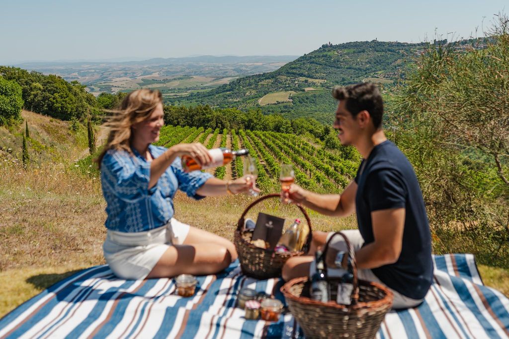 Montalcino: Picknick im Weinberg mit einer Flasche Wein