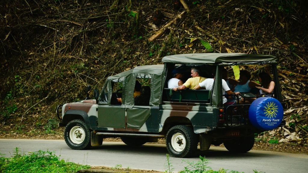 Paraty: Dschungel-Jeep-Tour zu Wasserfällen und Cachaça-Destillerie