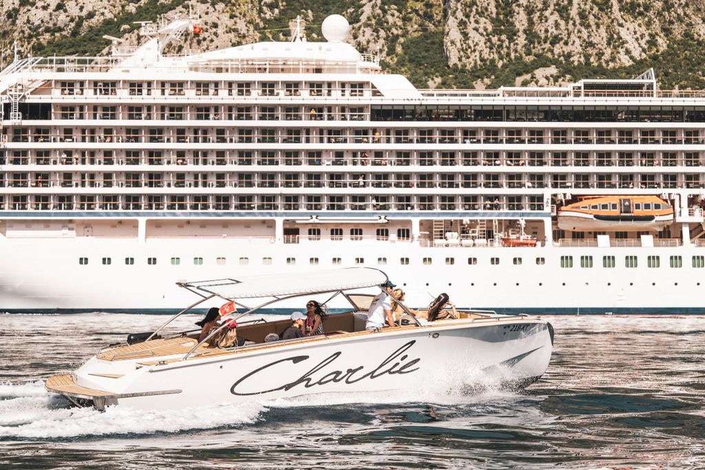 Kotor: Blaue Höhle mit der Bucht von Kotor und U-Boot-Tunneln