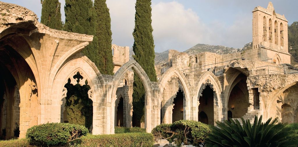 Kerynia und Nikosia mit einem polnischsprachigen Reiseführer