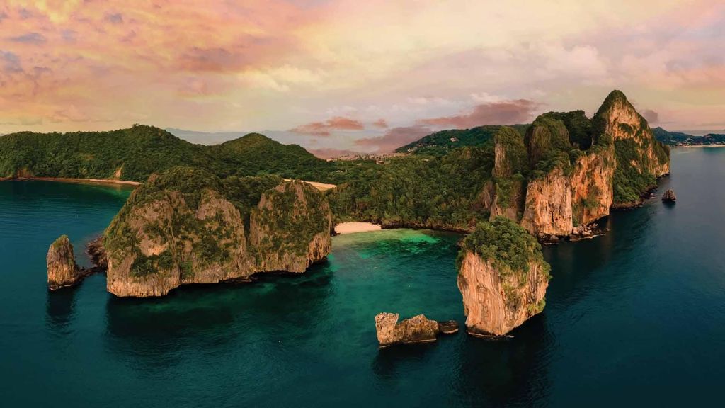 Phuket: Phi Phi Island Sunrise Group Speedboat Tour