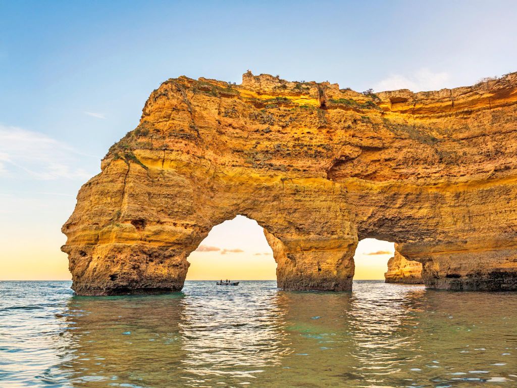 Von Armação de Pêra aus: Bootstour bei Sonnenuntergang zur Benagil-Höhle