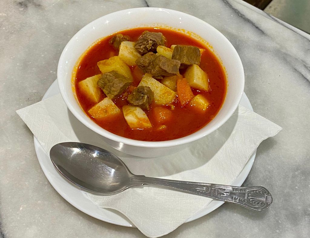 Genießt ungarische Musik und Gulasch in Canterbury!