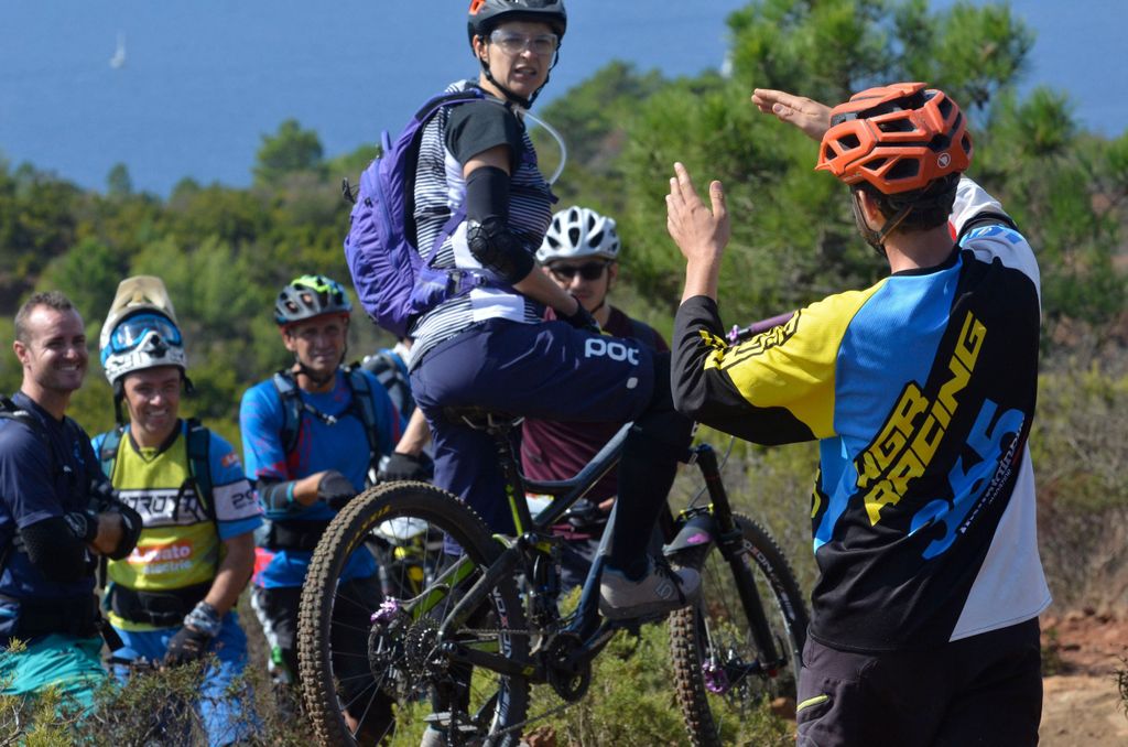 Mach einen MTB-Kurs mit einem Trainer in der Miniera del Vallone