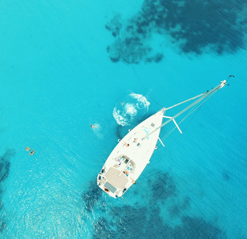 Nydri: Ganztägiger Segeltörn mit Badestopps und Mahlzeit