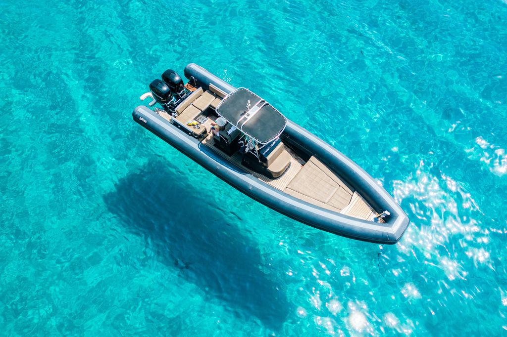 Cagliari: Bootstour mit dem Zodiac, 3-4 Badestopps, Wein und Schnorcheln