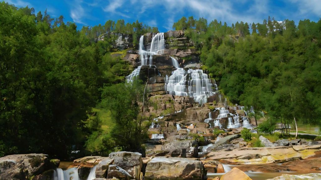 Malerischer Ausflug nach Flåm: Aussicht auf die Straße von Stalheim und die Tvinde-Wasserfälle