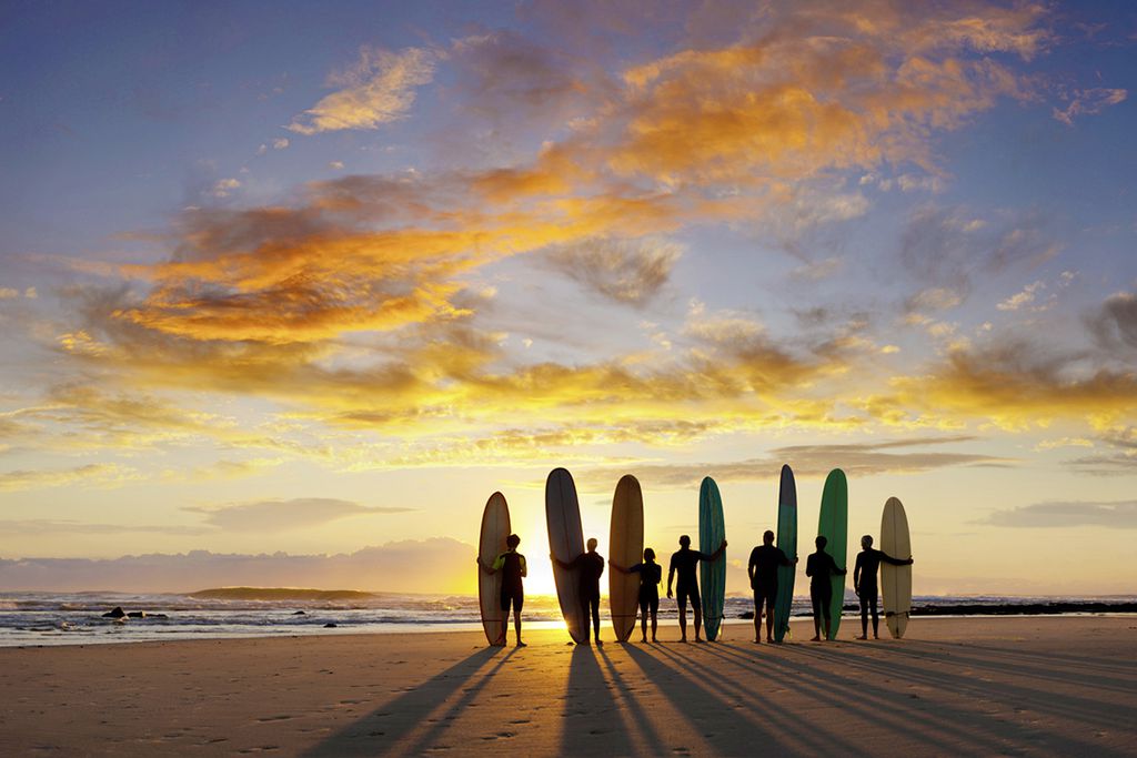 Surfer am Strand bei Sonnenuntergang